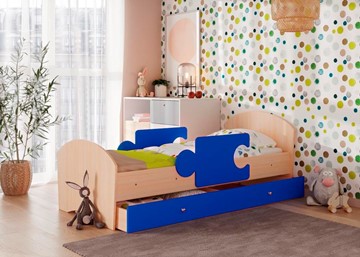 Детская кровать с ящиком и бортиками Мозайка, корпус Млечный дуб/фасад Синий (ламели) в Мурманске