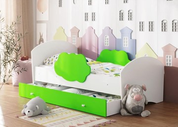 Детская кровать с бортиками Тучка с ящиком, корпус Белый, фасад Лайм в Мурманске